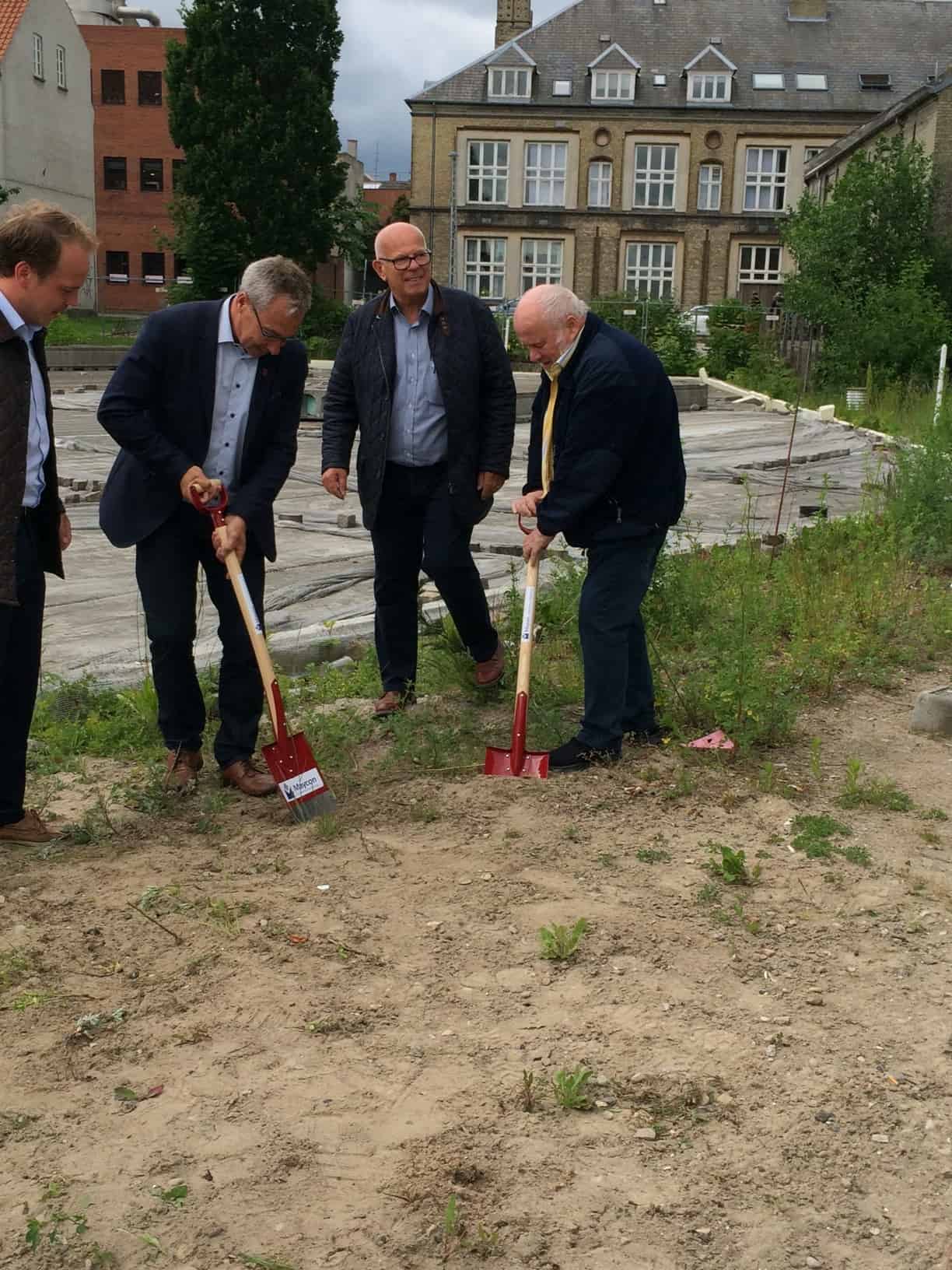 Borgmester John Brædder Bakker Op Om Støberiet