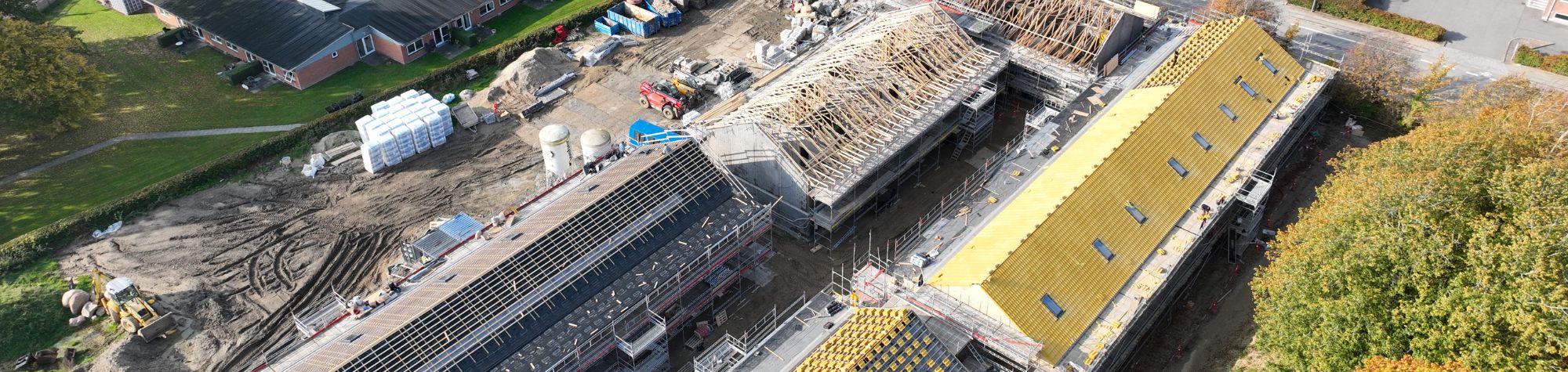 Solgule tegltage og mursten sætter scenen for fællesskab i Grøndals Have